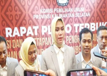 D:\2025\Maret 2025\10 Maret 2025\5\hal 5\Ketua KPU Kalsel Andi Tenri Sompa bersama para komisioner KPU Kalsel..jpg
