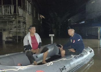 D:\2025\Maret 2025\10 Maret 2025\5\hal 5\Petugas menggunakan perahu karet memantau debit air yang mencapai 1,7 meter.jpg