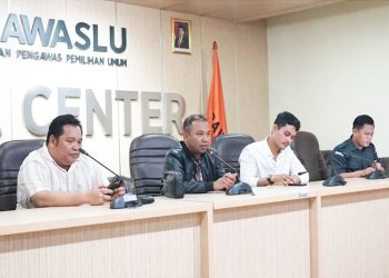 D:\2025\Maret 2025\11 Maret 2025\5\hal 5\Ketua Bawaslu Kalsel Aries Mardiono saat menjelaskan kesiapan mengawal PSU di Banjarbaru.jpg