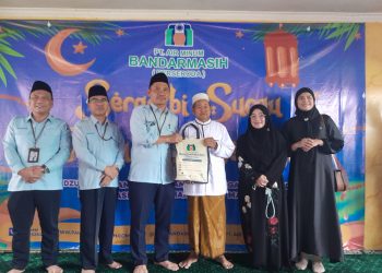 D:\2025\Maret 2025\12 Maret 2025\5\hal 5\Dirut PAM Bandarmasih bagikan paket sembako.jpg