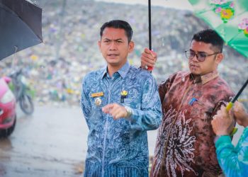 D:\2025\Maret 2025\12 Maret 2025\5\hal 5\Walikota HM.Yamin saat mengunjungi lahan TPA Basirih.jpg