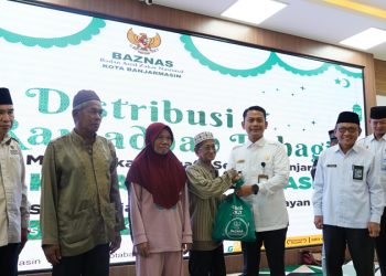 D:\2025\Maret 2025\13 Maret 2025\5\hal 5\Walikota HM. Yamin menyerahkan paket sembako.jpg