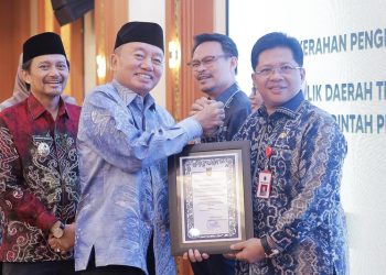 D:\2025\Maret 2025\14 Maret 2025\2\2\New Folder\Muhidin Serahkan Penghargaan ke Sekwan.jpg