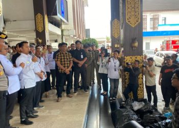 D:\2025\Maret 2025\14 Maret 2025\5\hal 5\Aliansi Peduli Lingkungan beraudensi dengan Walikota.jpg