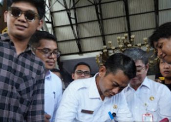 D:\2025\Maret 2025\14 Maret 2025\5\hal 5\Wali Kota Banjarmasin H Muhammad Yamin HR saat menandatangani.jpg