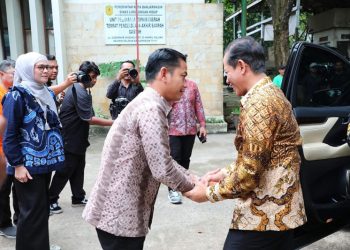 D:\2025\Maret 2025\17 Maret 2025\5\hal 5\Walikota Yamin menyambut kedatangan Menteri Lingkungan Hidup.jpg