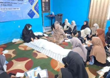 D:\2025\Maret 2025\18 maret 2025\5\hal 5\Para remaja wanita mengikuti pelatihan pemulasaran jenazah.jpg