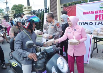 D:\2025\Maret 2025\19 Maret 2025\2\Kapolresta dan Ketua Bhayangkari Berbagi Takjil.jpg