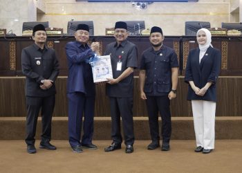 D:\2025\Maret 2025\19 Maret 2025\5\hal 5\GUBERNUR Kalsel H Muhidin saat menyerahkan LKPj Gubernur Kalsel.JPG