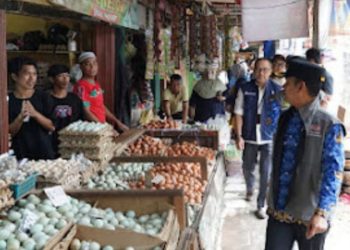 D:\2025\Maret 2025\19 Maret 2025\5\hal 5\Wali Kota Banjarmasin H Muhammad Yamin HR saat melakukan infeksi ke pasar.jpg