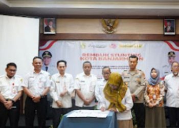 D:\2025\Maret 2025\20 Maret 2025\5\hal 5\Jajaran Pemerintah Kota Banjarmasin serta masyarakat terkait saat penandatanganan.jpg
