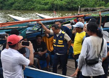 D:\2025\Maret 2025\20 Maret 2025\5\hal 5\Menteri Bahlil Lahadalia saat berdialog dengan nelayan.jpg