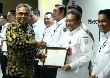 D:\2025\Maret 2025\21 Maret 2025\5\hal 5\Ketua KPK RI Setyo Budiyanto (kiri) menyerahkan Penghargaan.jpg