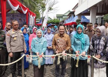 D:\2025\Maret 2025\21 Maret 2025\5\hal 5\Wagub kalsel potong untaian melati.jpg