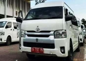 D:\2025\Maret 2025\24 Maret 2025\5\hal 5\Sebanyak 22 unit mobil Toyota Hiace yang dipersiapkan untuk warga Kalse.jpg