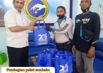 D:\2025\Maret 2025\26 Maret 2025\5\hal 5\KETUA Lembaga Dhuafa Tersenyum, Abie Audah membagikan paket.jpg