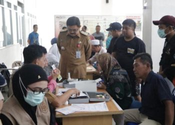 D:\2025\Maret 2025\27 Maret 2025\5\hal 5\Petugas Dinas Kesehatan Provinsi Kalsel memeriksa kesehatan sejumlah pengemudi.jpg
