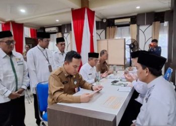 D:\2025\Maret 2025\27 Maret 2025\5\hal 5\Sekdakot Banjarmasin Ikhsan Budiman saat membayar zakat pada kegiatan.jpg