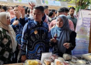 D:\2025\Maret 2025\3 Maret 2025\5\Wali Kota Banjarmasin H Muhammad Yamin didampingi istri saat meninjau pedagang.jpg