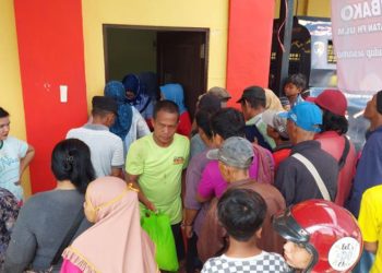 D:\2025\Maret 2025\4 Maret 2025\5\hal 5\Suasana pembagian paket sembako di Pos Polisi Sudimampir, Kecamatan Banjarmasin Tengah,.jpg
