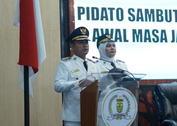 D:\2025\Maret 2025\4 Maret 2025\5\hal 5\Walikota HM Yamin didampingi wakilnya Hj Ananda saat menyampaikan pidato.jpg