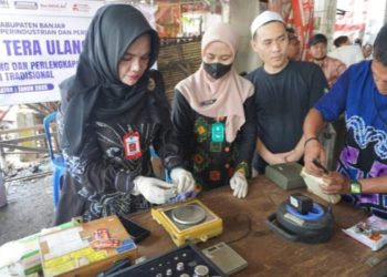 D:\2025\Maret 2025\5 Maret 2025\5\hal 5\DKUMPP Kabupaten Banjar saat melakukan tera ulang alat UTTP.jpg