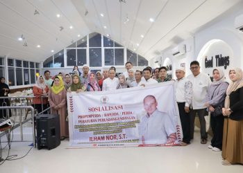 D:\2025\Maret 2025\5 Maret 2025\5\hal 5\SEKRETARIS Komisi I DPRD Kalsel Ilham Nor saat melaksanakan sosper.jpg