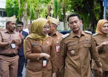 D:\2025\Maret 2025\5 Maret 2025\5\hal 5\Wali Kota Banjarmasin H Muhammad Yamin saat berinteraksi dengan ASN.jpg