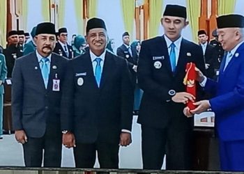 D:\2025\Maret 2025\6 Maret 2025\2\2\New Folder\Bupati dan Wabup Terima SK Kemandagri.jpg