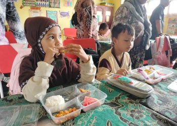 D:\2025\Maret 2025\6 Maret 2025\5\hal 5\Anak - anak saat menikmati MBG di salah satu SD di Banjarmasin.jpg