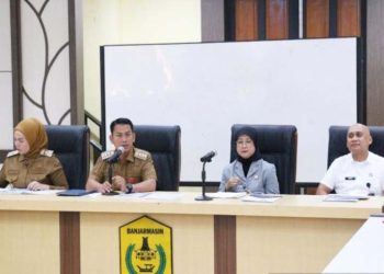 D:\2025\Maret 2025\6 Maret 2025\5\hal 5\Kakanwil Kemenkum Kalsel Nuryanti Widyastuti audiens.jpg