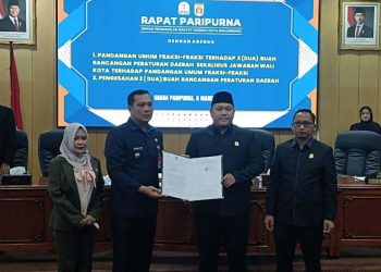 D:\2025\Maret 2025\7 Maret 2025\5\hal 5\Wali Kota Banjarbaru Muhammad Aditya Mufti Ariffin (dua dari kiri) menyerahkan berkas.jpg