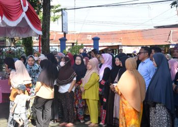 D:\2025\Maret 2025\7 Maret 2025\5\hal 5\Warga antri paket sembako murah di pasar murah Banjarmasin.jpg