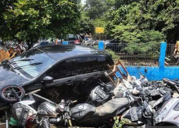 Mobil Dan Sepeda Motor Menumpuk Akibat Terdampak Banjir Luapan Air Kali Bekasi