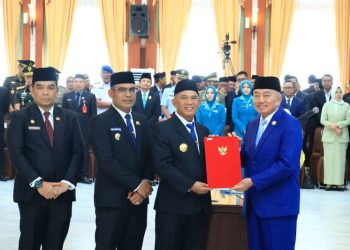 Bupati dan Wabup Kotabaru Terima SK Mendagri