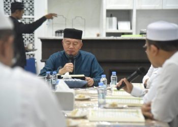 Gubernur Ikut Sholat Terawih dan Tadarusan