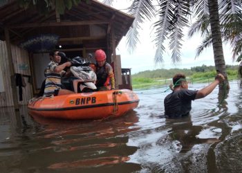 Evakuasi Barang Milik Warga Terdampak Banjir