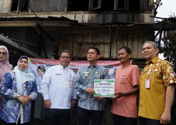 Wali Kota Salurkan Bantuan Kebakaran di Pulau Laut