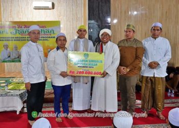 Bupati Serahkan Bantuan Hibah Untuk Masjid Baitussalimin