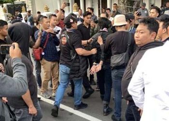 Aksi Tolak UU TNI di Surabaya Ricuh