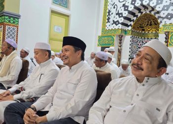 D:\2025\April 2025\21 April 2025\5\hal 5\KH Ahmad Rifani Abdul Qadir (kiri), Pimpinan Pondok Pesantren Darussalam Martapura KH Hasanuddin.jpg