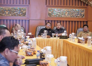 D:\2025\April 2025\24 April 2025\2\Pansus LKPj Gelar FGD dengan Kemendagri.jpg