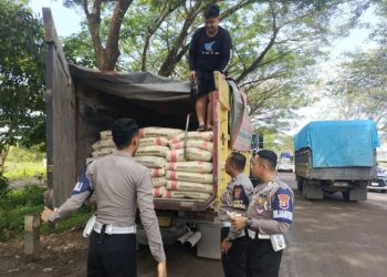 D:\2025\April 2025\30 April 2025\2\Polres HST Razia Truk Muatan.jpg