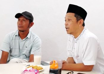 D:\2025\April 2025\8 April 2025\5\hal 5\Tokoh masyarakat yang kritis Edy Saefuddin (kanan) saat memberikan.jpg