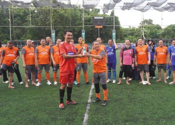 D:\2025\April 2025\9 April 2025\5\hal 5\Bupati Banjar Saidi Mansyur (kiri) menyerahkan trop.jpg