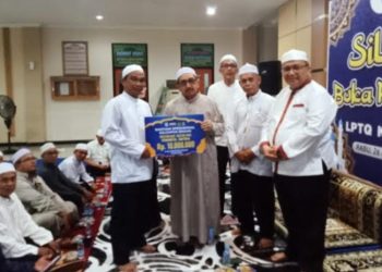 D:\2025\April 2025\9 April 2025\5\hal 5\Wakil Bupati Banjar Habib Idrus Al Habsyi menyerahkan.jpg