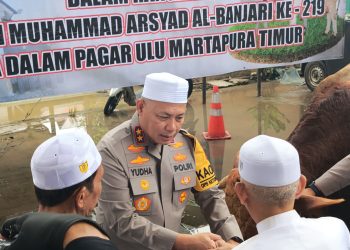 Kapolda Kalsel Serahkan Bantuan Lima Ekor Sapi Kepada Panitia Haul Datu Kalampayan