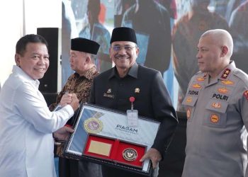 Supian HK Terima Penghargaan Mako Binda Kalsel