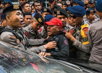 Simpatisan Hasto dan Polisi Saling Dorong