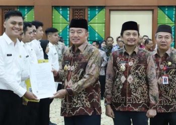 Gubernur Kalsel Serahkan Ribuan SK CPNS dan PPPK